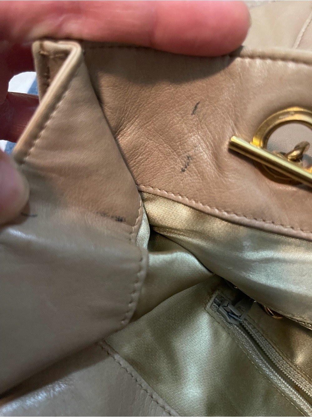 CHANEL Beige Leather Shoulder Bag with Interlocking CC - Picture 10 of 12